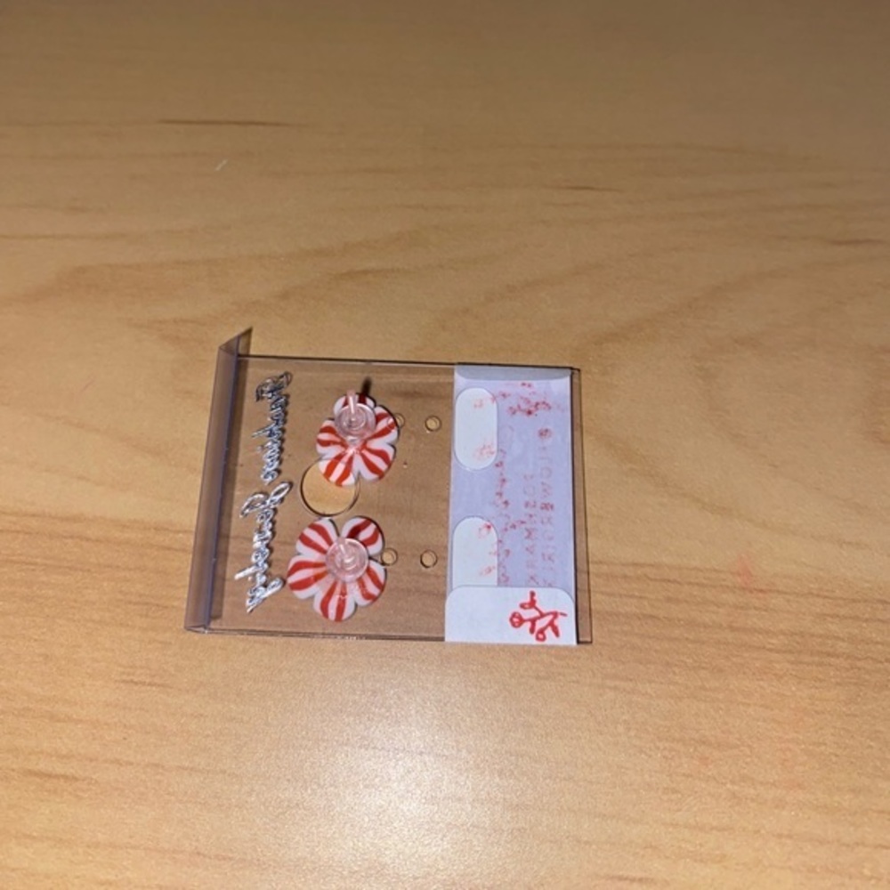 Candy Cane Stripe Earrings ♥️ 🤍 - Picture 3 of 9
